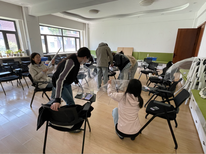 2025年“朋辈协力·心理成长”系列活动——365英国上市公司在线研究生开展“绘伞疗心·雨季晴空”情绪表达与创意手作工坊